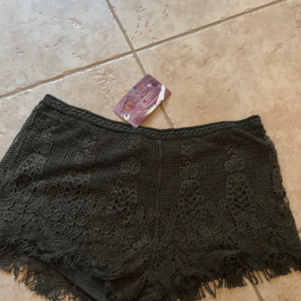 Love Fore lace stretch shorts -NWT